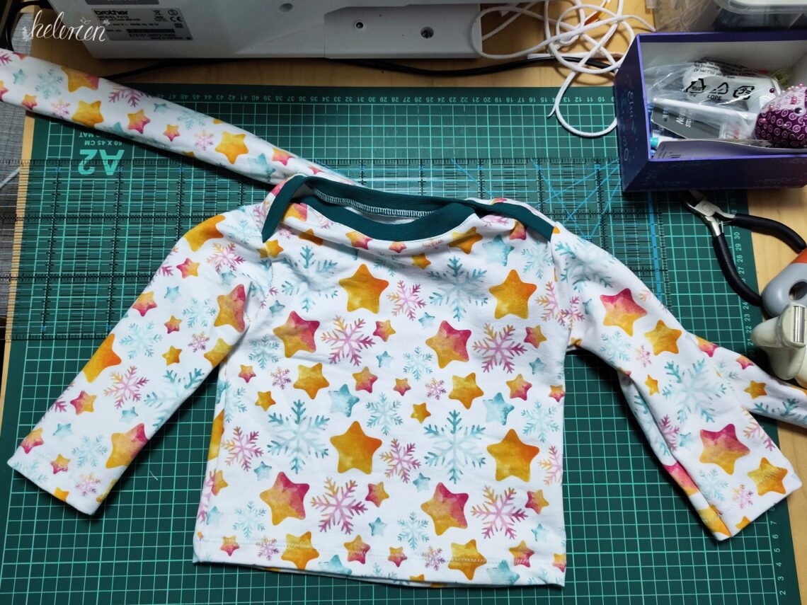 fertiges Set aus Baby Sweatshirt und Drahthaarband. weißer Stoff mit buntem Sternendesign