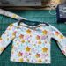 fertiges Set aus Baby Sweatshirt und Drahthaarband. weißer Stoff mit buntem Sternendesign