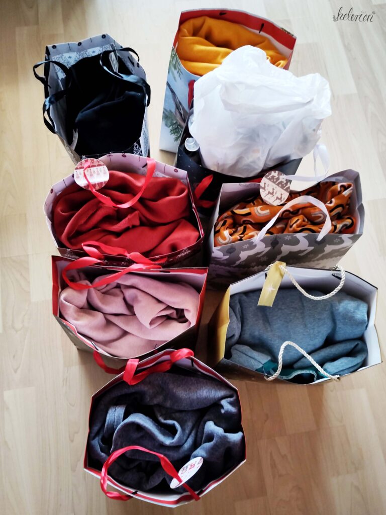 ganz viele Hoodies in Tütrn verpackt