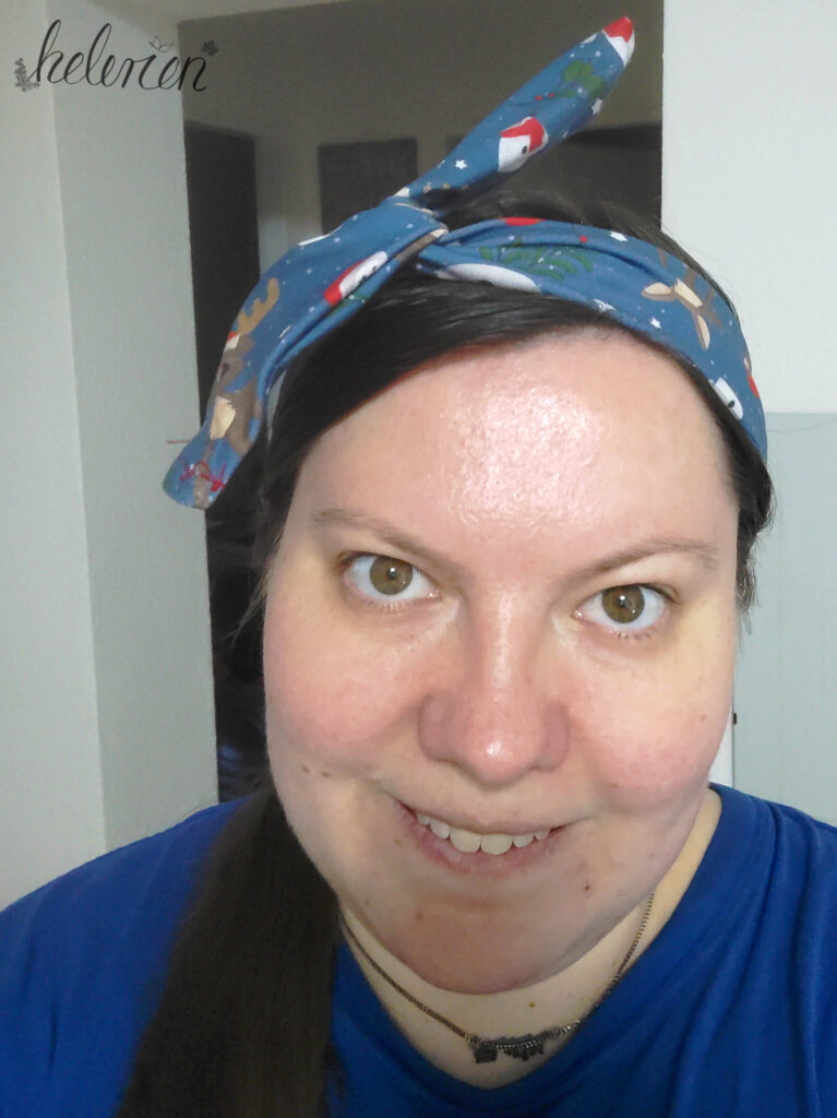 Selfie mit blauem Haarband