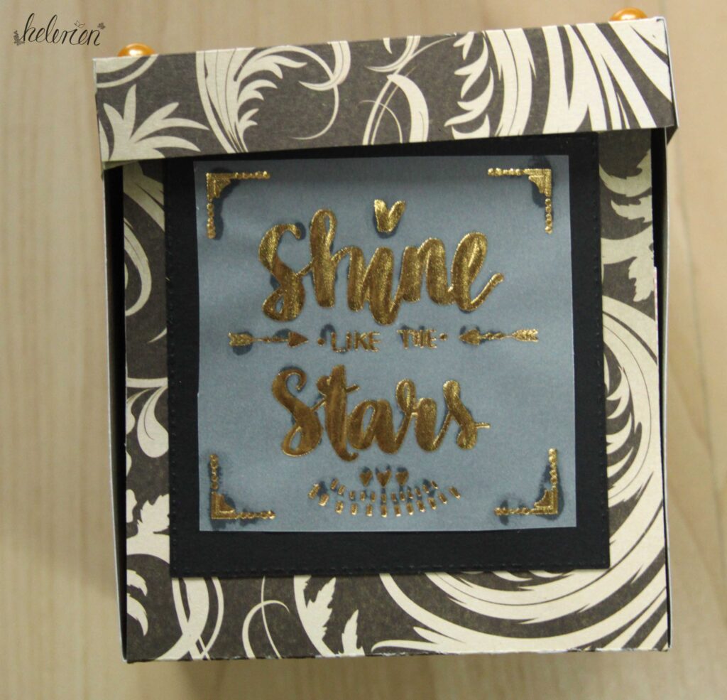 Seite Box, goldener Spruch auf weißem Vellum und schwarzm Grund